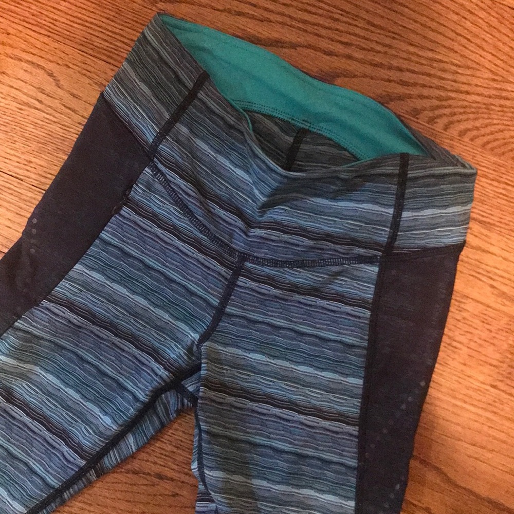 Blue lulu lemon patterned capri leggings